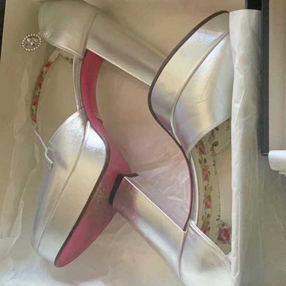 PRe Loved Size 8 Gucci wedge silver shoes in good condition - Picture 3 of 3